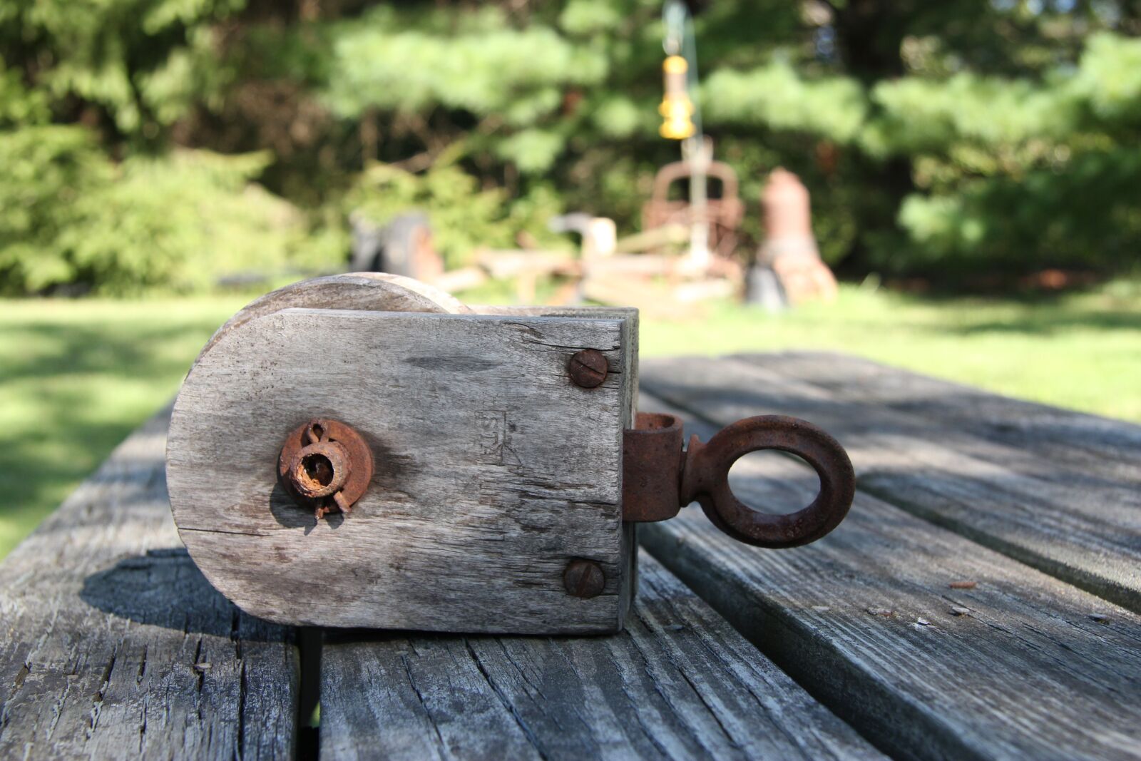 Canon EOS 550D (EOS Rebel T2i / EOS Kiss X4) sample photo. Wood, wooden pulley, wooden photography