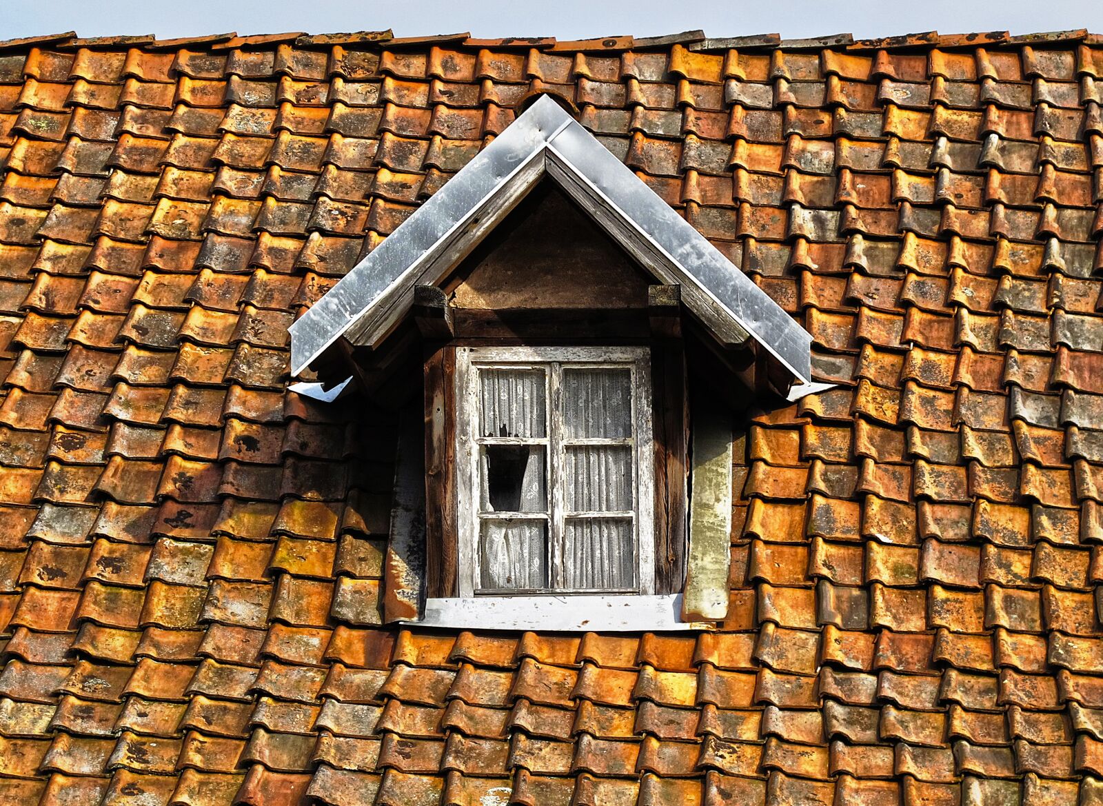 Canon PowerShot G12 sample photo. Roof, tile, wooden windows photography