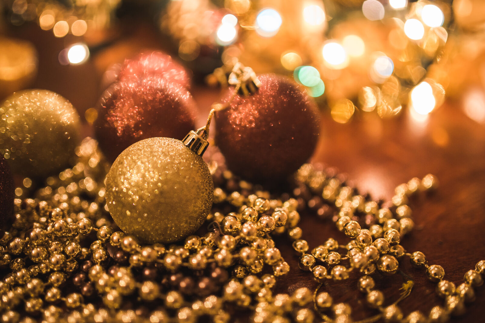 Sigma 35mm F1.4 DG HSM Art sample photo. Christmas, gold, balls photography