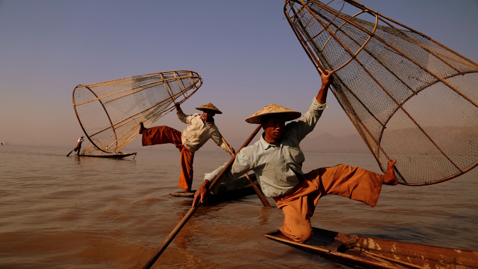 Canon EF 24-105mm F4L IS USM sample photo. Myanmar, the one-legged rowing photography