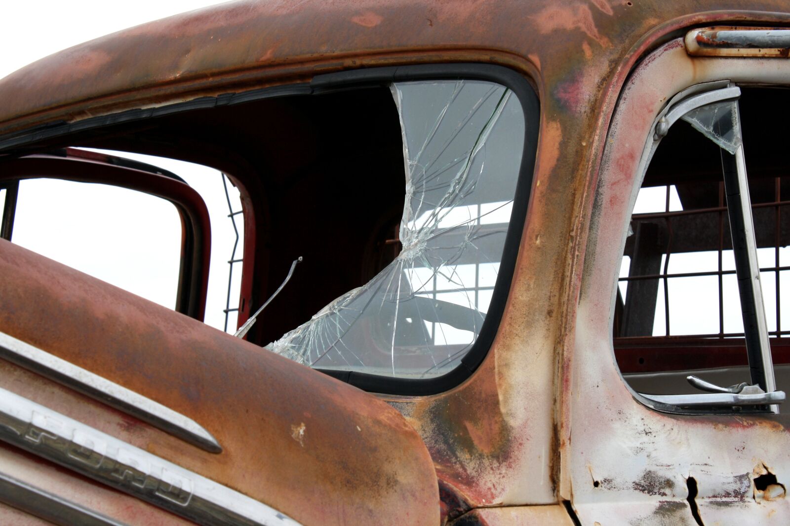 Canon EOS 1000D (EOS Digital Rebel XS / EOS Kiss F) sample photo. Truck, rust, windshield photography