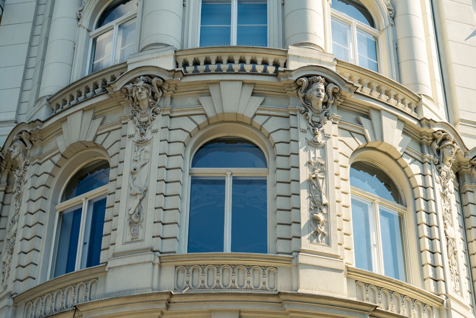 Sony a7 II + Sony FE 28-70mm F3.5-5.6 OSS sample photo. Facade, window, architecture photography