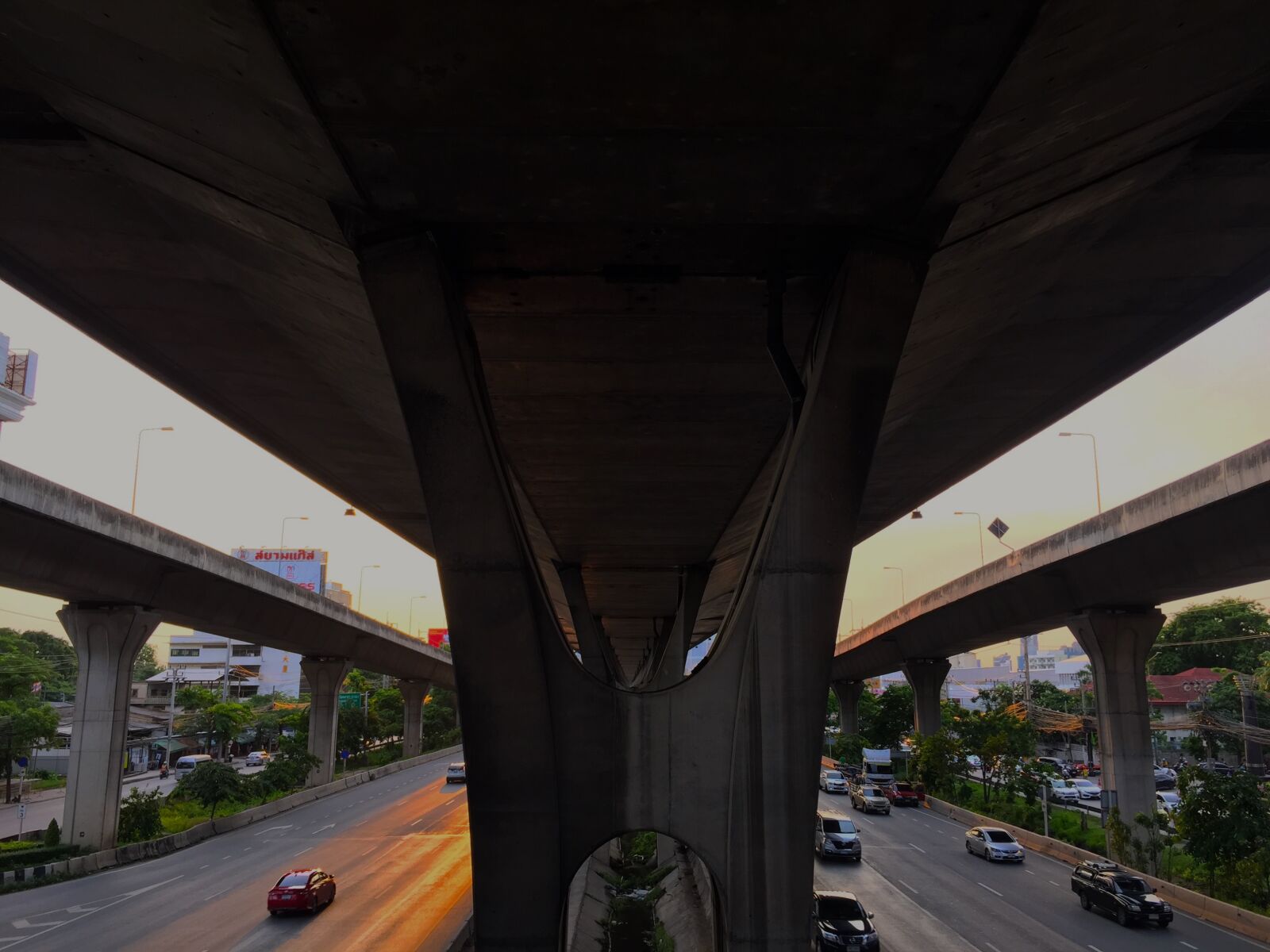 iPhone 6 back camera 4.15mm f/2.2 sample photo. City, road, traffic photography