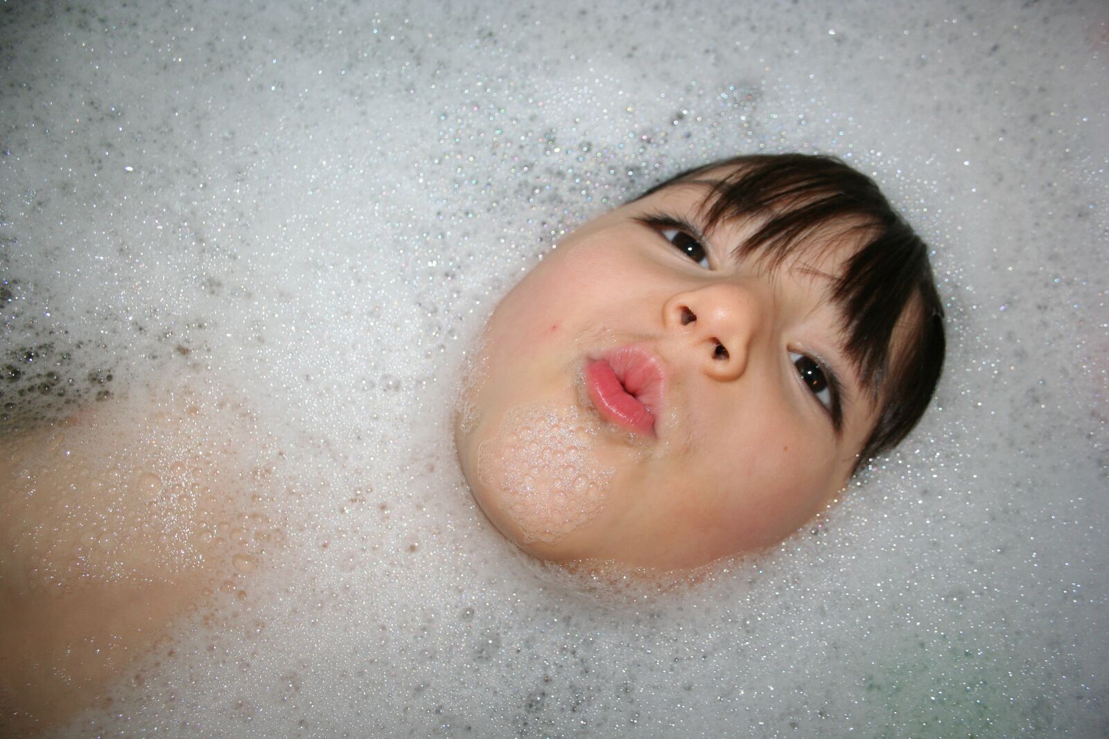 Canon EOS 350D (EOS Digital Rebel XT / EOS Kiss Digital N) sample photo. Child, bath, foam photography