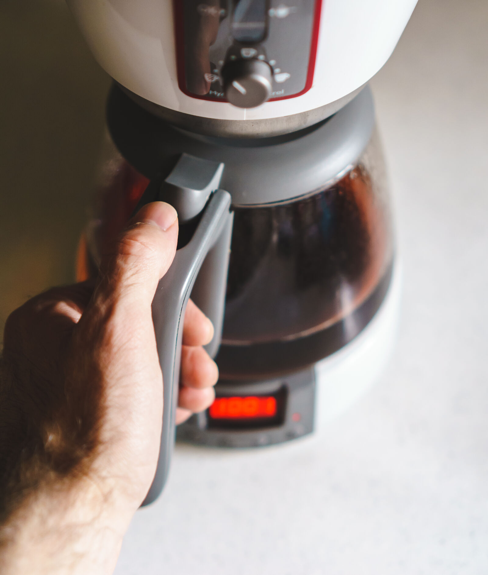 Sony a6000 + Sony E 35mm F1.8 OSS sample photo. Coffee, hand, pot, theme photography