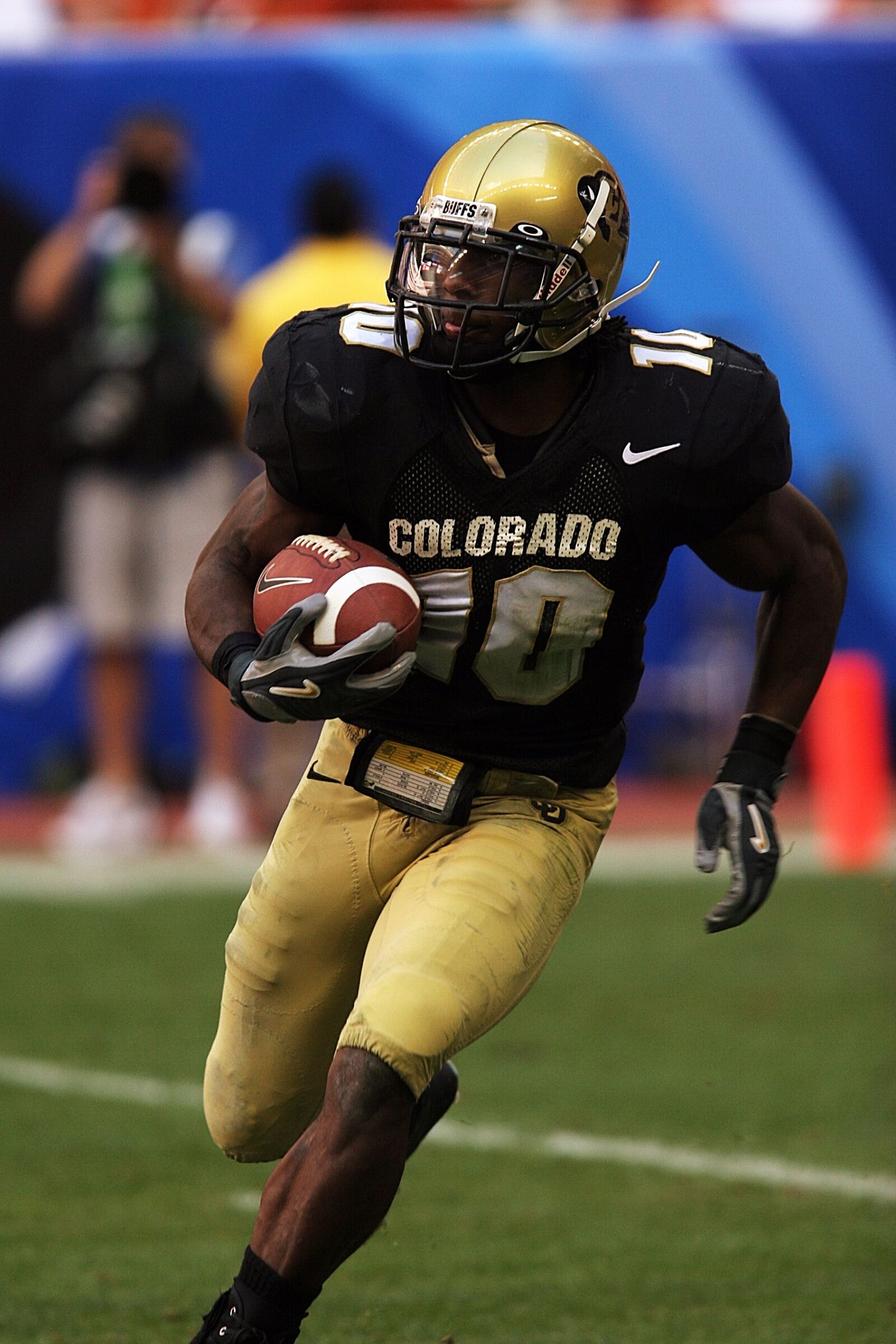 Canon EOS 20D sample photo. American football, player, ball photography