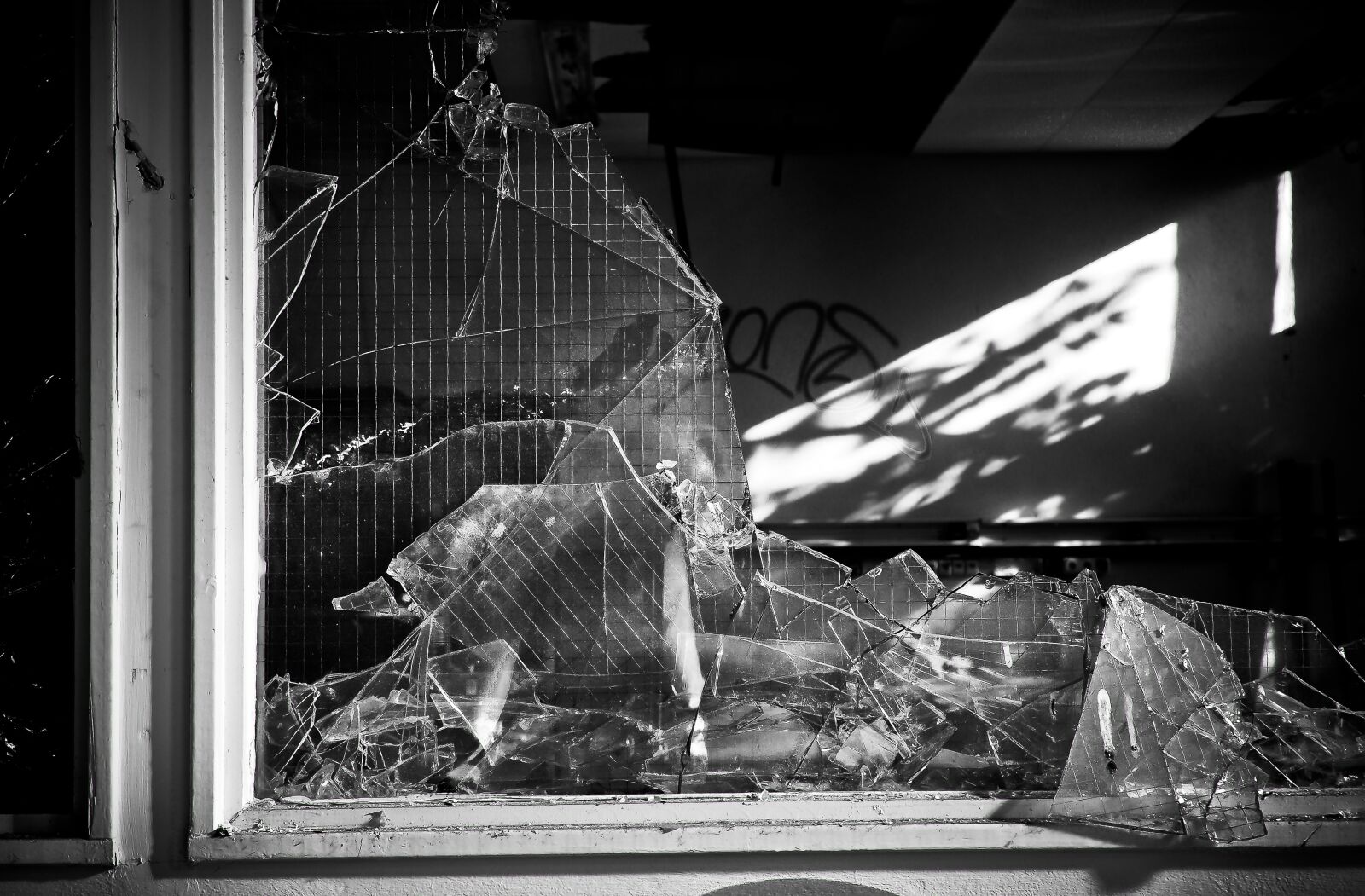 Olympus OM-D E-M10 sample photo. Lost places, broken, window photography