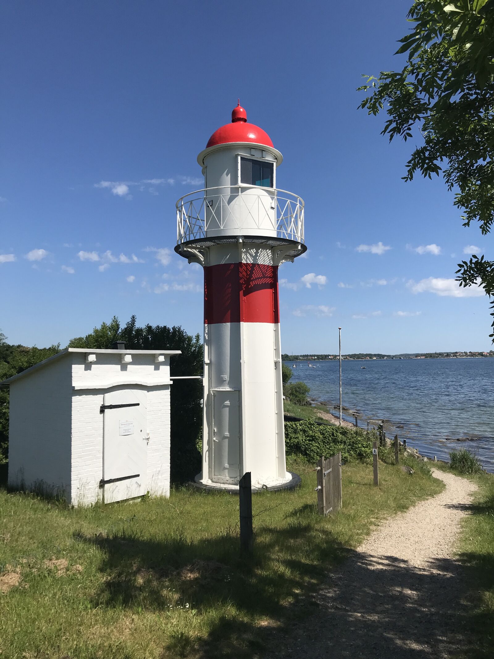 iPhone 7 back camera 3.99mm f/1.8 sample photo. Lighthouse, sky, sea photography