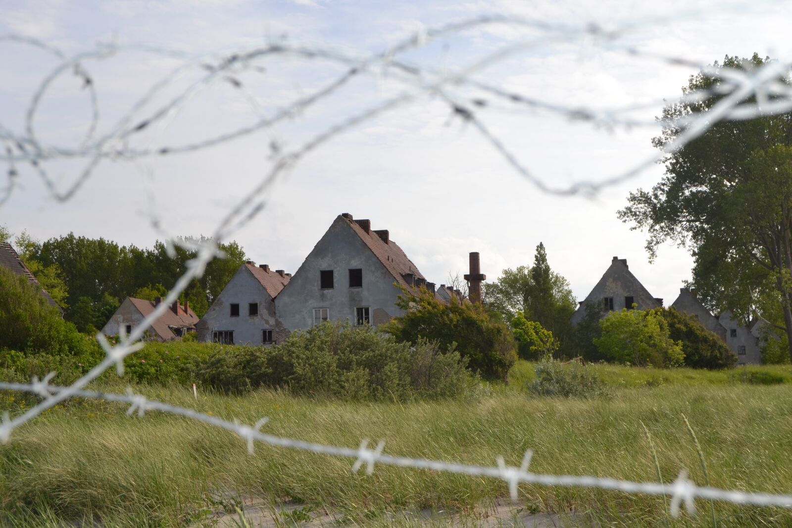 Nikon D3100 sample photo. Barbed wire, lapsed, house photography