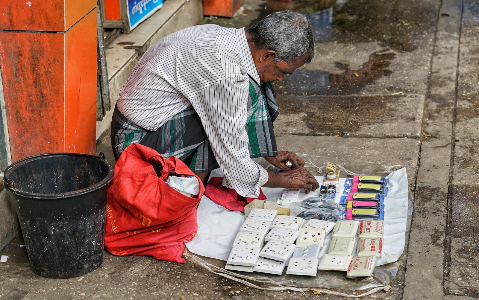 Sony a7R II + Sony FE 24-70mm F2.8 GM sample photo. Street, seller, trader photography