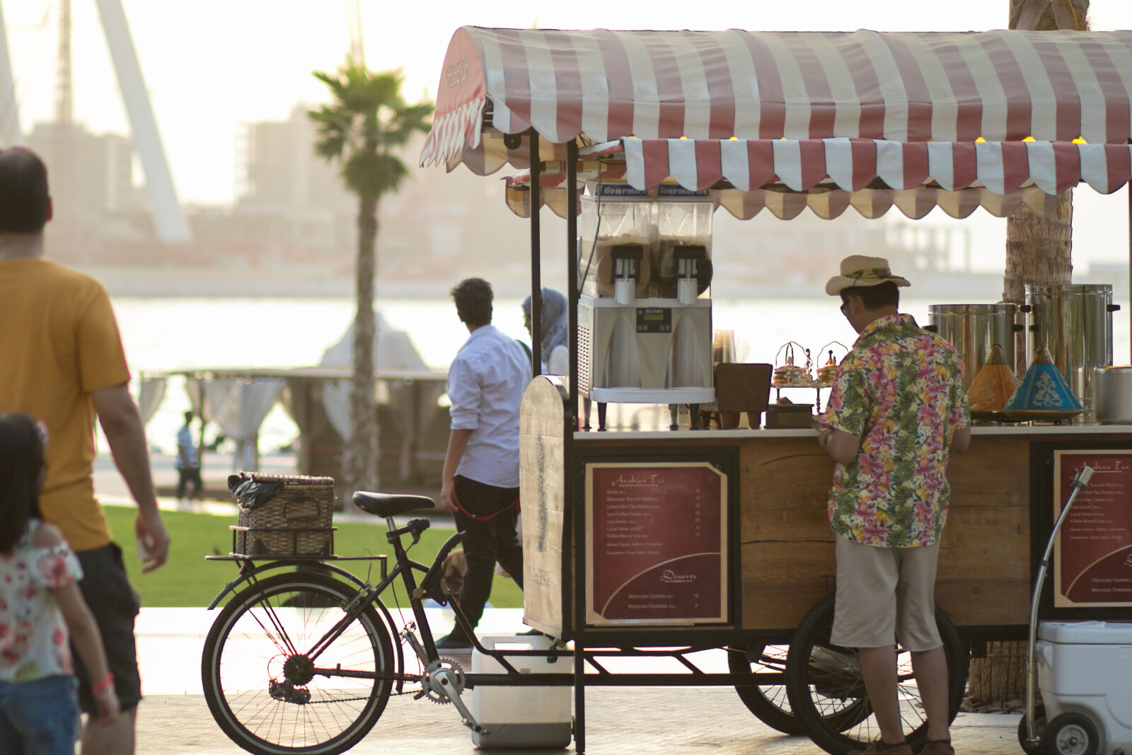 Canon EF 85mm F1.8 USM sample photo. Dubai, street, lifestyle, shop photography