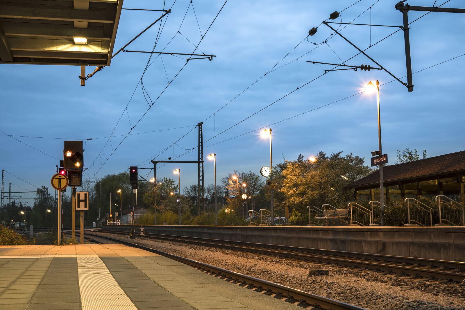 Sony a6300 + Sigma 30mm F2.8 EX DN sample photo. Railroad, station, wire, dusk photography