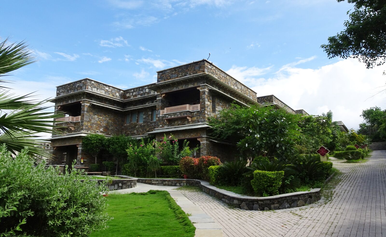 Sony Cyber-shot DSC-HX90V sample photo. Resort, building, vacation photography