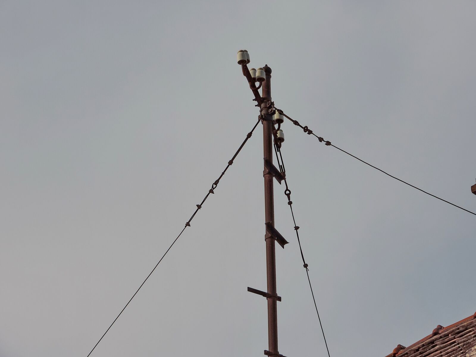 Nikon Coolpix P520 sample photo. Abandoned, electricity, old, roof photography