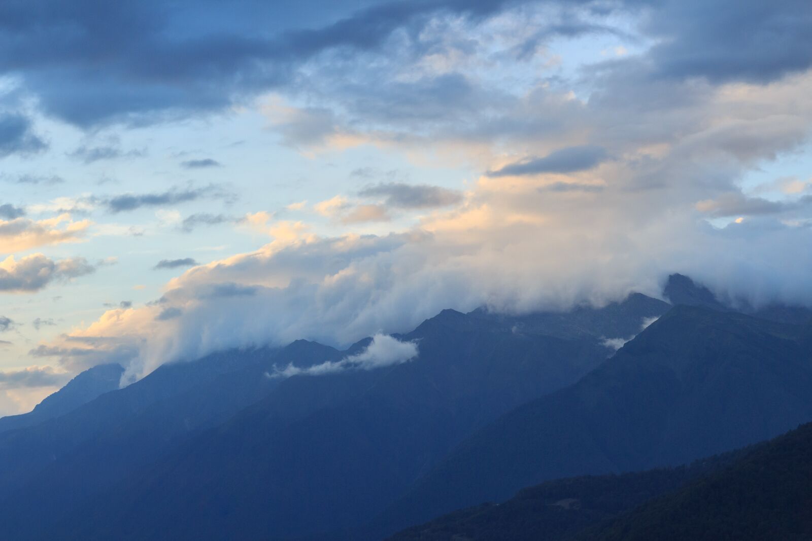 Canon EOS 600D (Rebel EOS T3i / EOS Kiss X5) + Canon EF 50mm F1.8 II sample photo. Mountains, slopes, clouds photography