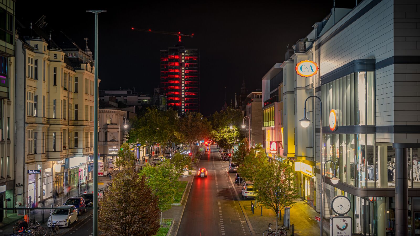 Sony a7 II + Sony FE 28-70mm F3.5-5.6 OSS sample photo. Road, vehicles, night photography