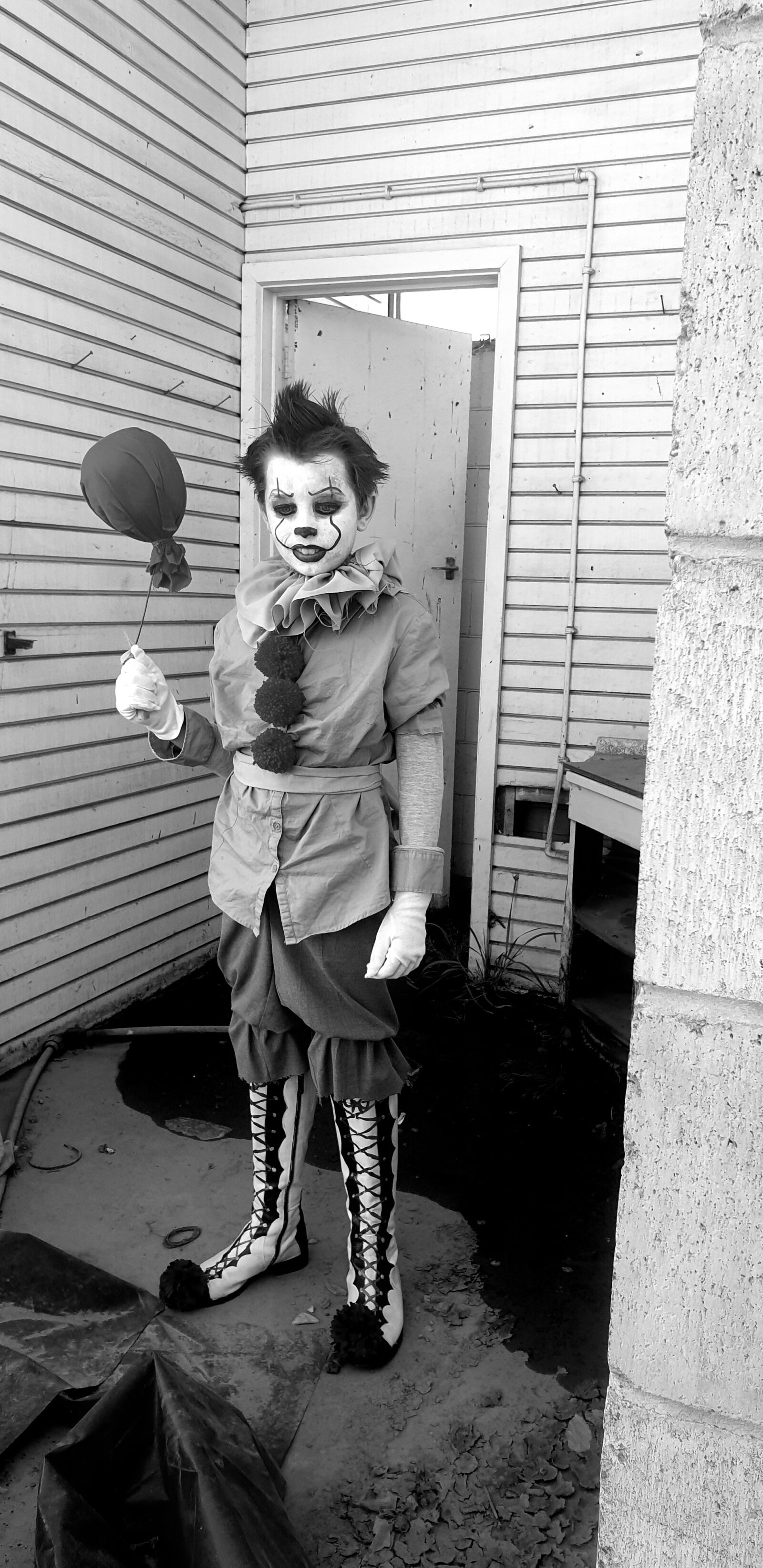 Samsung Galaxy S9 sample photo. Creepy, clown, pennywise photography