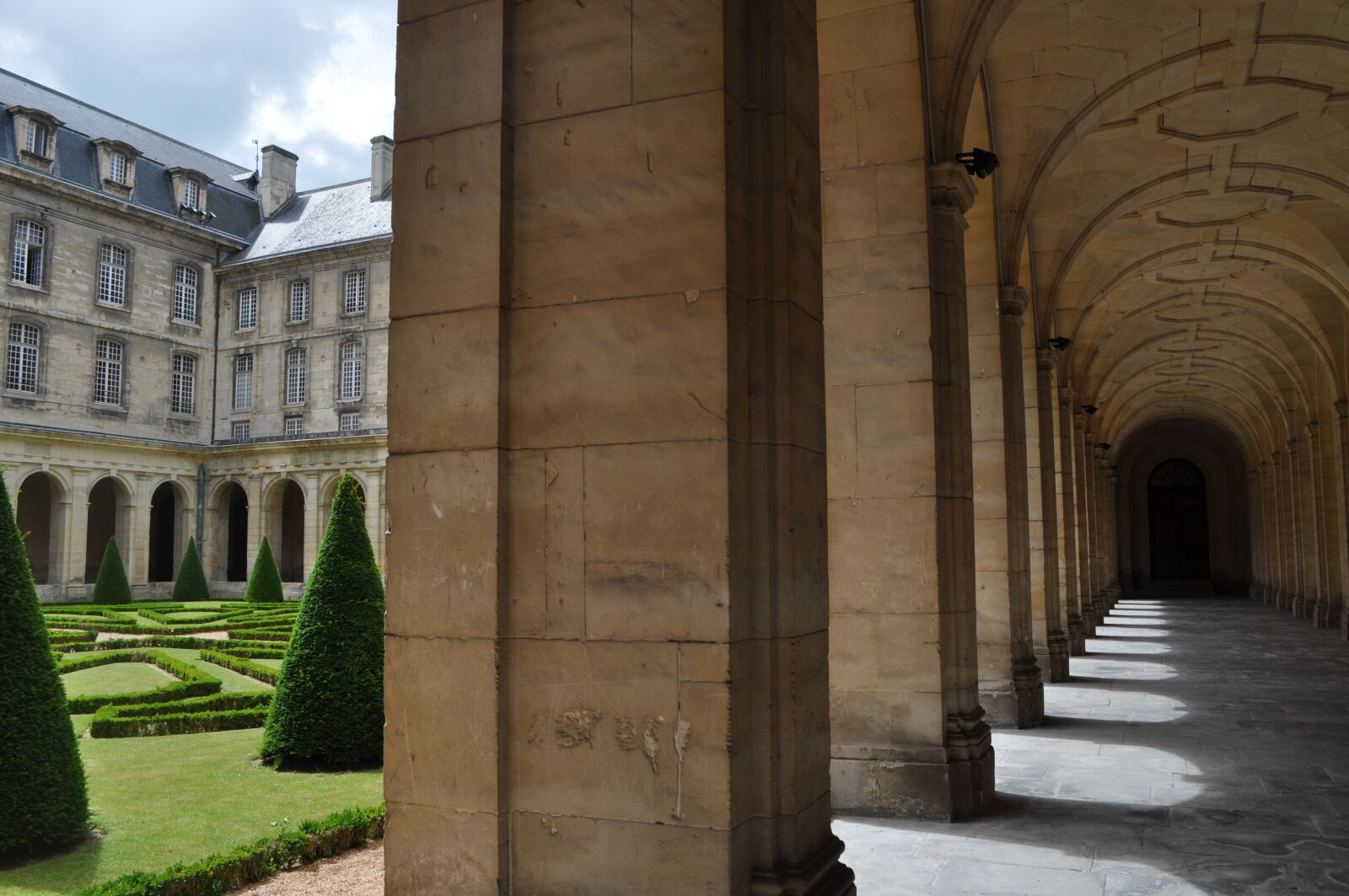 Nikon D5000 sample photo. Castle, cain, courtyard photography