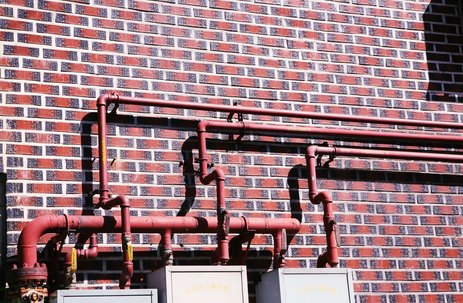 Canon EOS 5D sample photo. Pipe, line, house photography