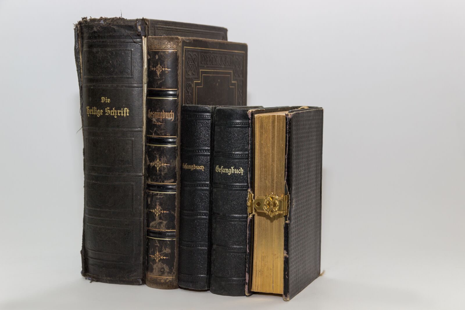 Canon EOS 600D (Rebel EOS T3i / EOS Kiss X5) sample photo. Bible, hymnal, old photography