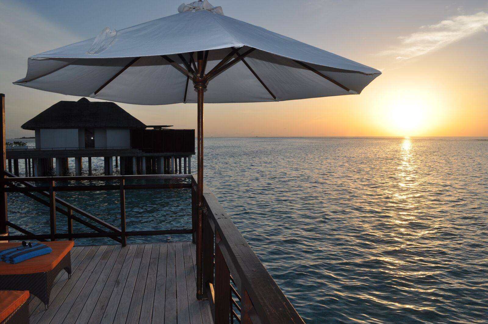 Nikon D5000 sample photo. Umbrella, sunbeds, maldives photography