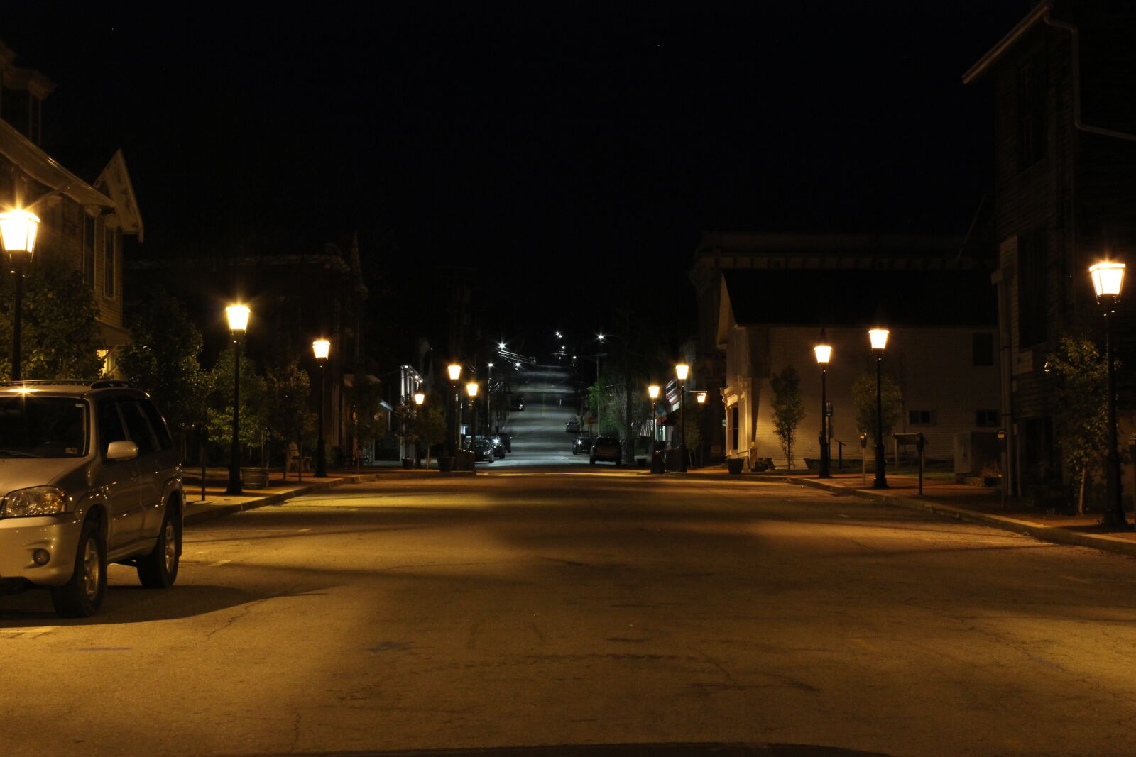 Canon EOS 600D (Rebel EOS T3i / EOS Kiss X5) sample photo. Suv, parked, on, street photography