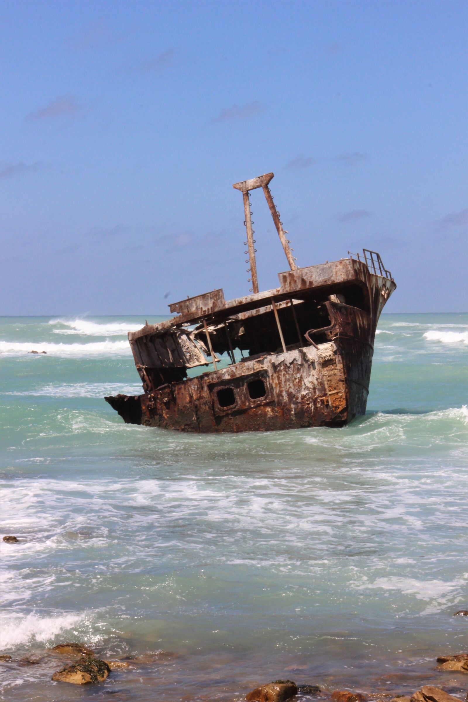 Canon EOS 600D (Rebel EOS T3i / EOS Kiss X5) + Canon EF-S 18-135mm F3.5-5.6 IS sample photo. Shipwreck, ocean, ship photography