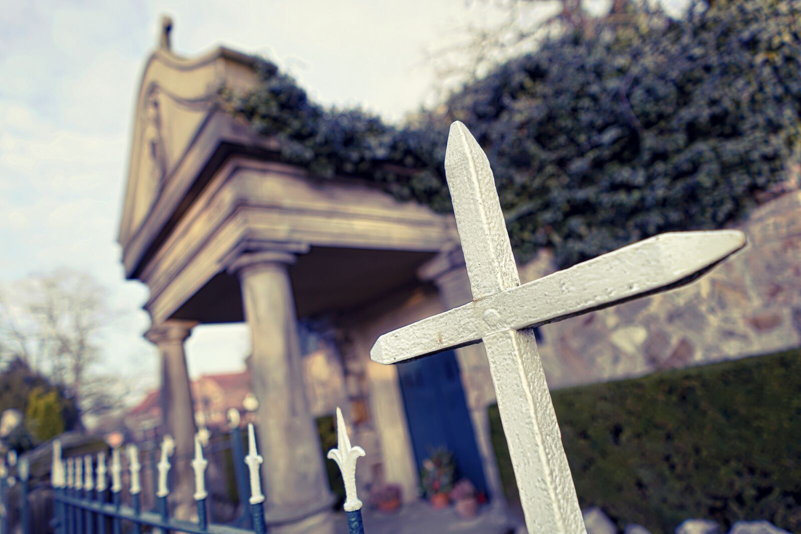 Sony FE 28mm F2 sample photo. Architecture, blur, cemetery, church photography
