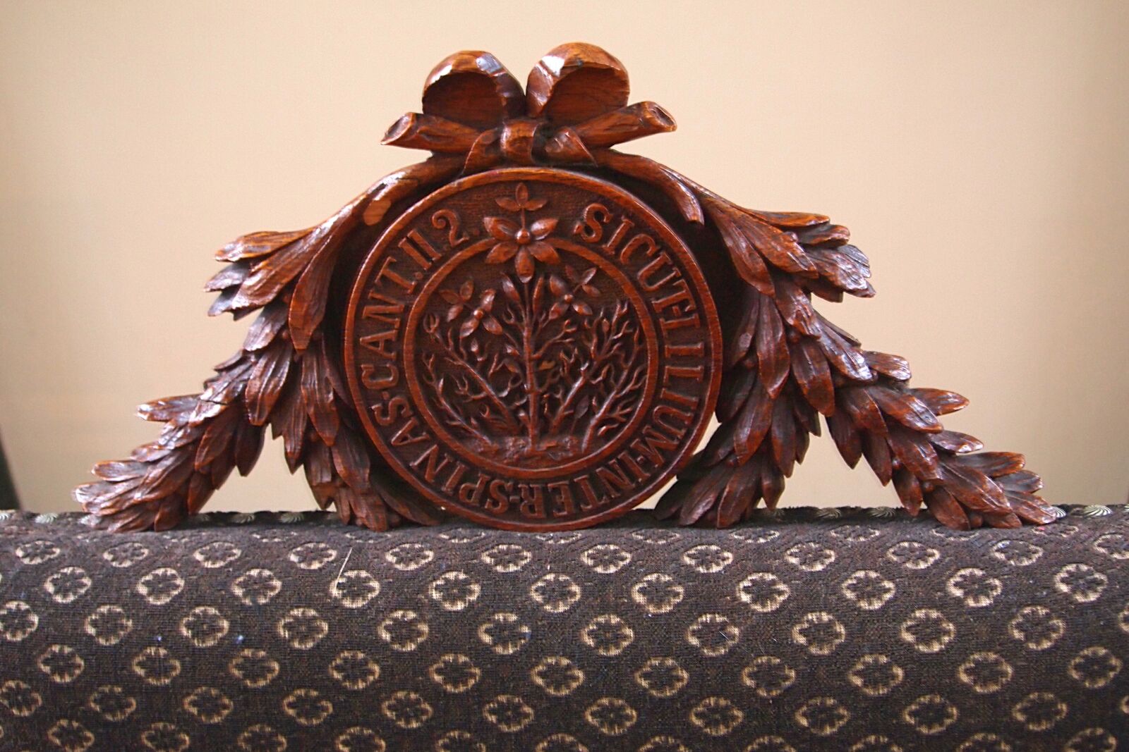 Olympus PEN E-PL1 sample photo. Woodcarving, crown, chair photography