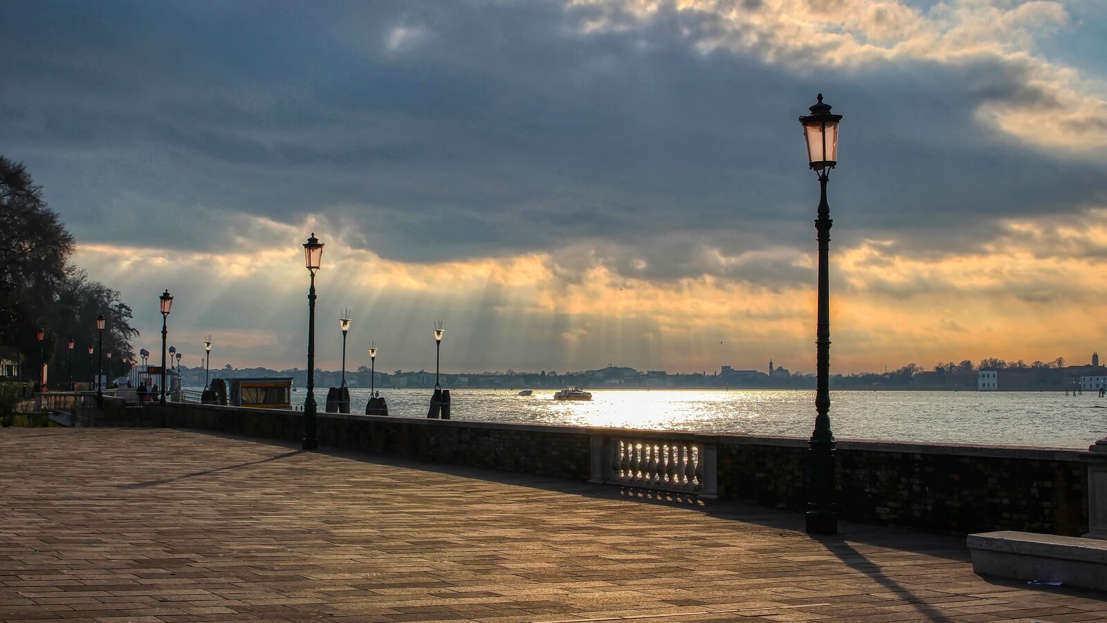 Canon EOS 100D (EOS Rebel SL1 / EOS Kiss X7) sample photo. Venice, sky, water photography