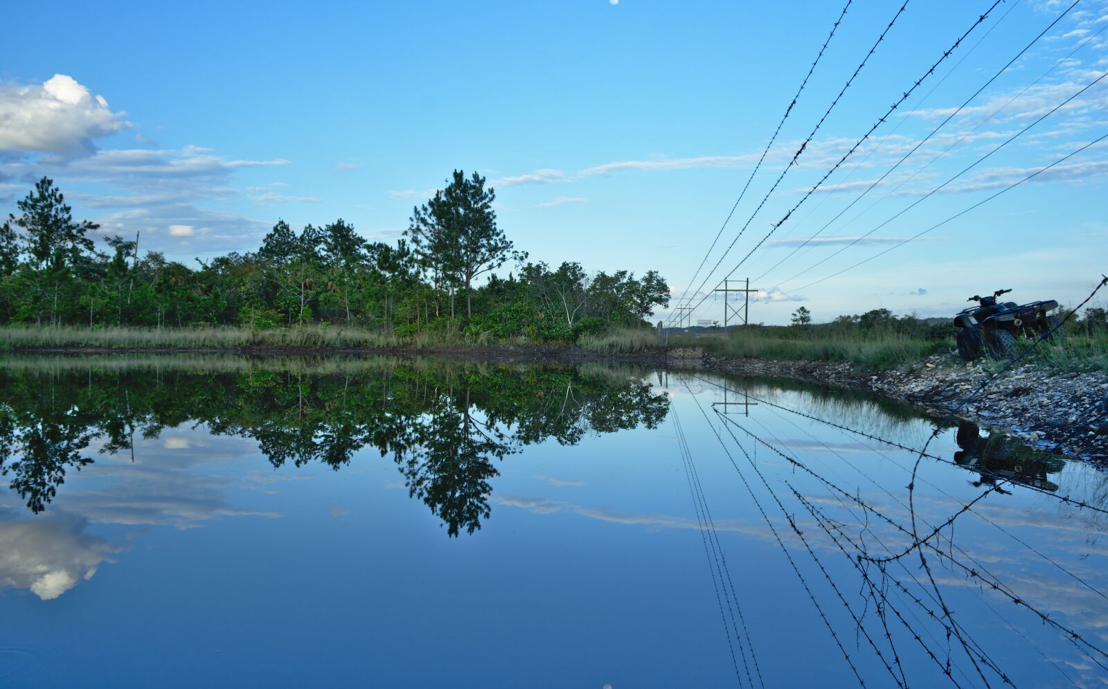 Nikon D7200 sample photo. Reflection, barb wire fence photography