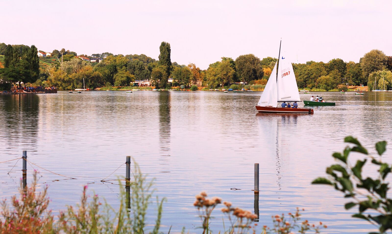 Canon EOS 700D (EOS Rebel T5i / EOS Kiss X7i) + Canon EF 50mm F1.8 II sample photo. Badesee, boat, nature photography