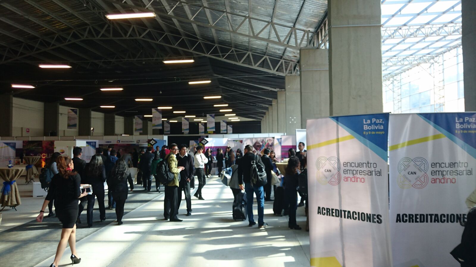 Sony Xperia Z3+ sample photo. Publico, lugar, aeropuerto photography
