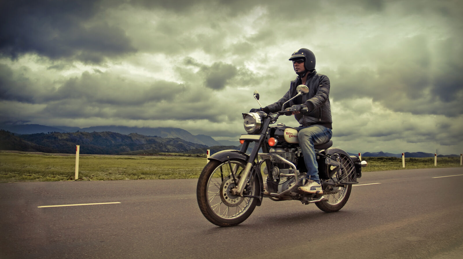 Canon EF-S 18-135mm F3.5-5.6 IS sample photo. Bike, rider, classic, rider photography