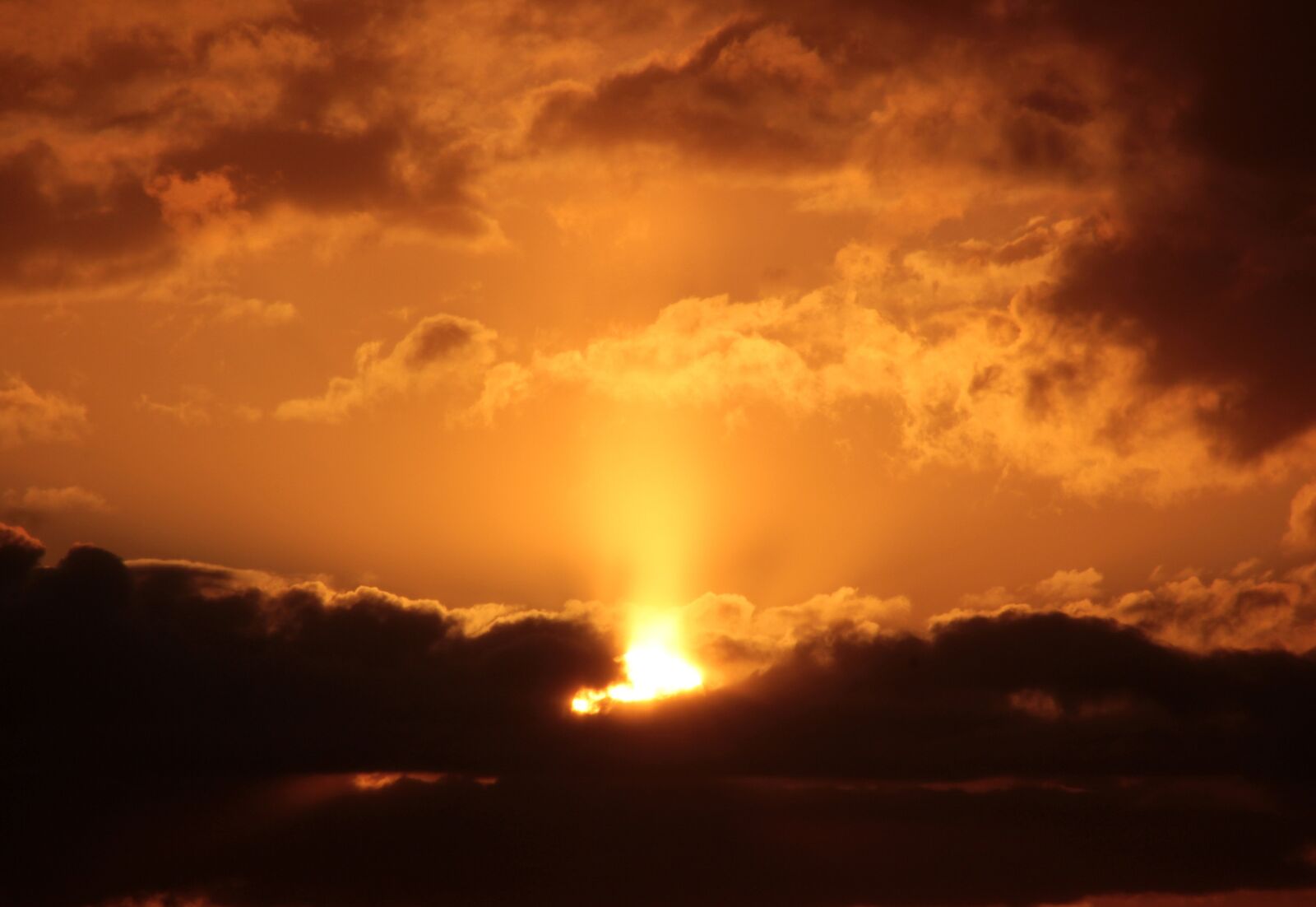 Canon EOS 650D (EOS Rebel T4i / EOS Kiss X6i) sample photo. Sunset, sun, dark clouds photography