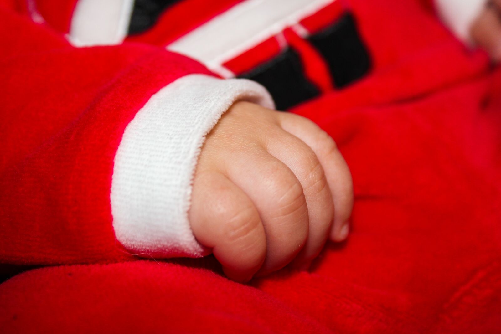 Canon EOS 2000D (EOS Rebel T7 / EOS Kiss X90 / EOS 1500D) sample photo. Baby, hand, infant photography
