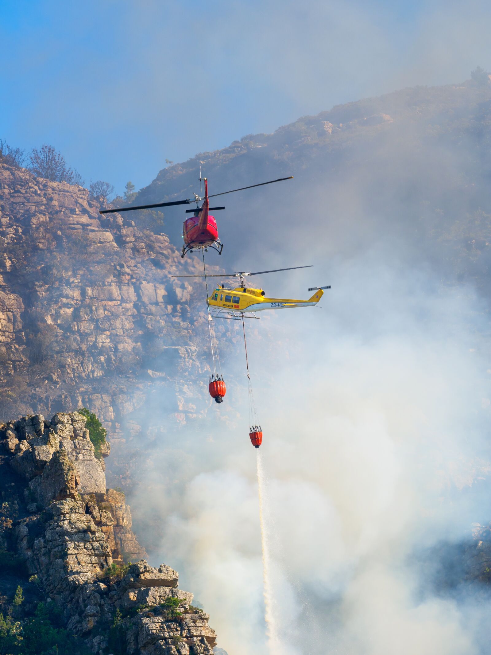 Olympus OM-D E-M1 Mark II + OLYMPUS M.300mm F4.0 sample photo. Fire fighting helicopters, sky photography