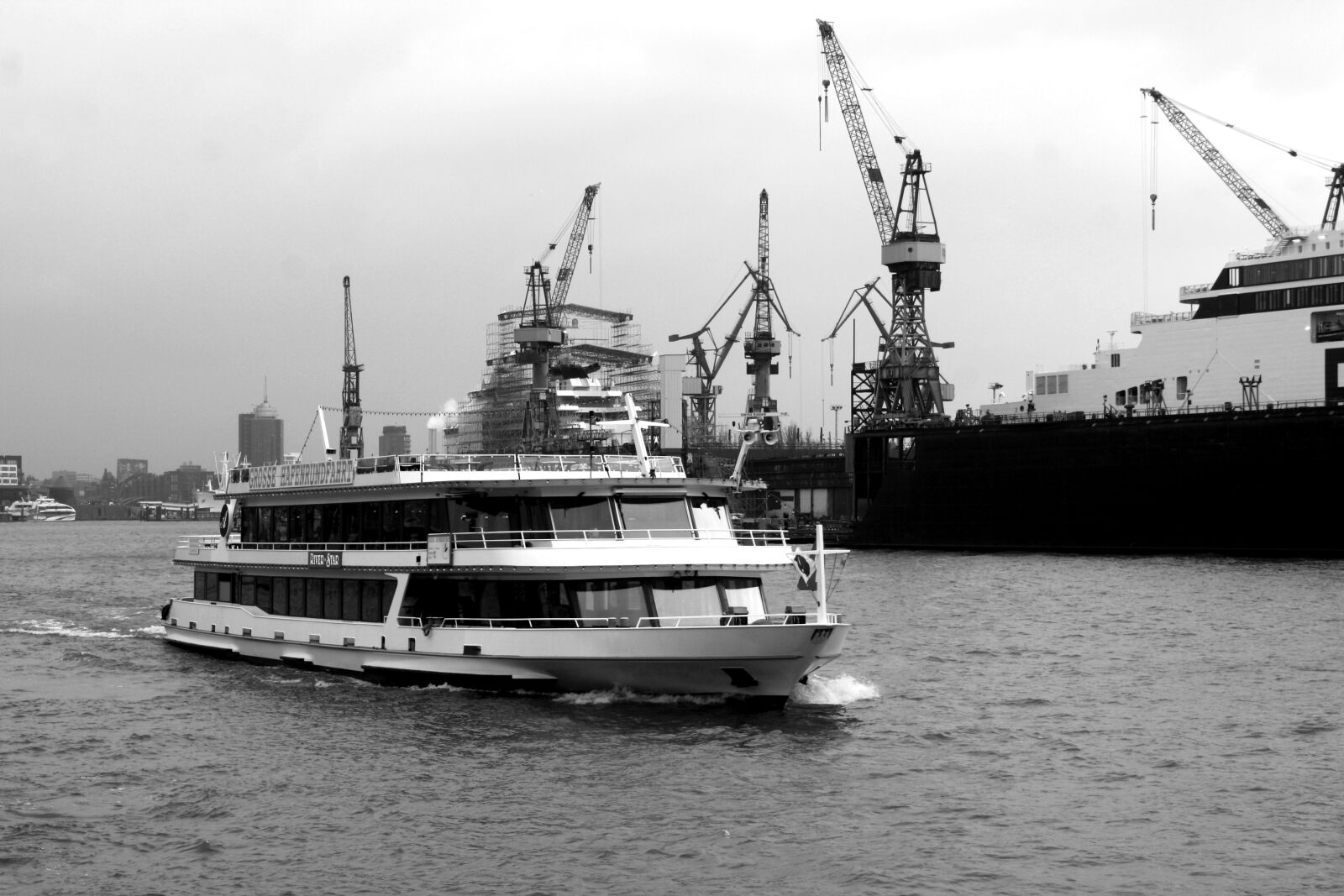 Canon EOS 1000D (EOS Digital Rebel XS / EOS Kiss F) sample photo. Hamburgensien, port motifs, harbour photography