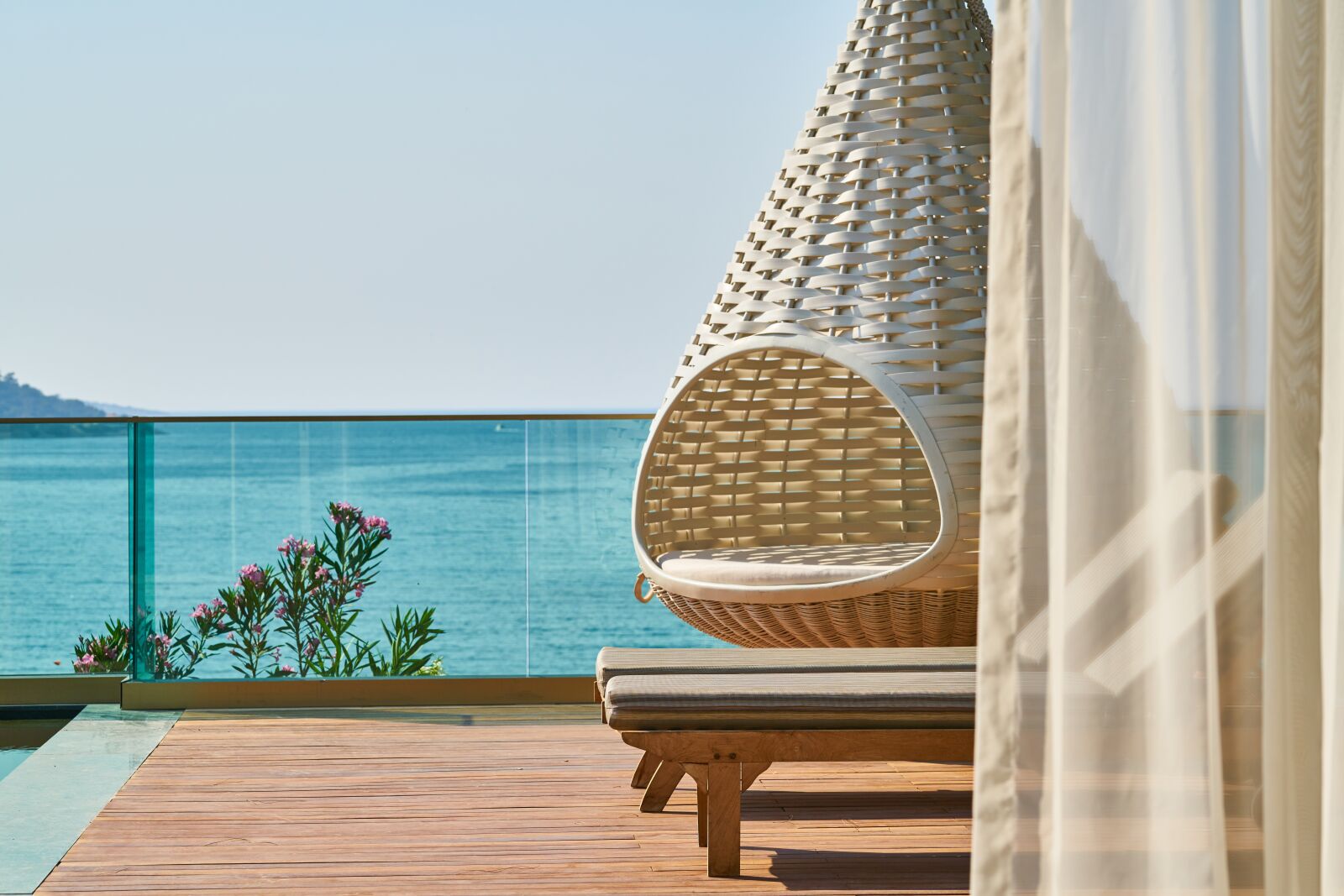 Sony FE 70-200mm F4 G OSS sample photo. Resort, marine, pool photography