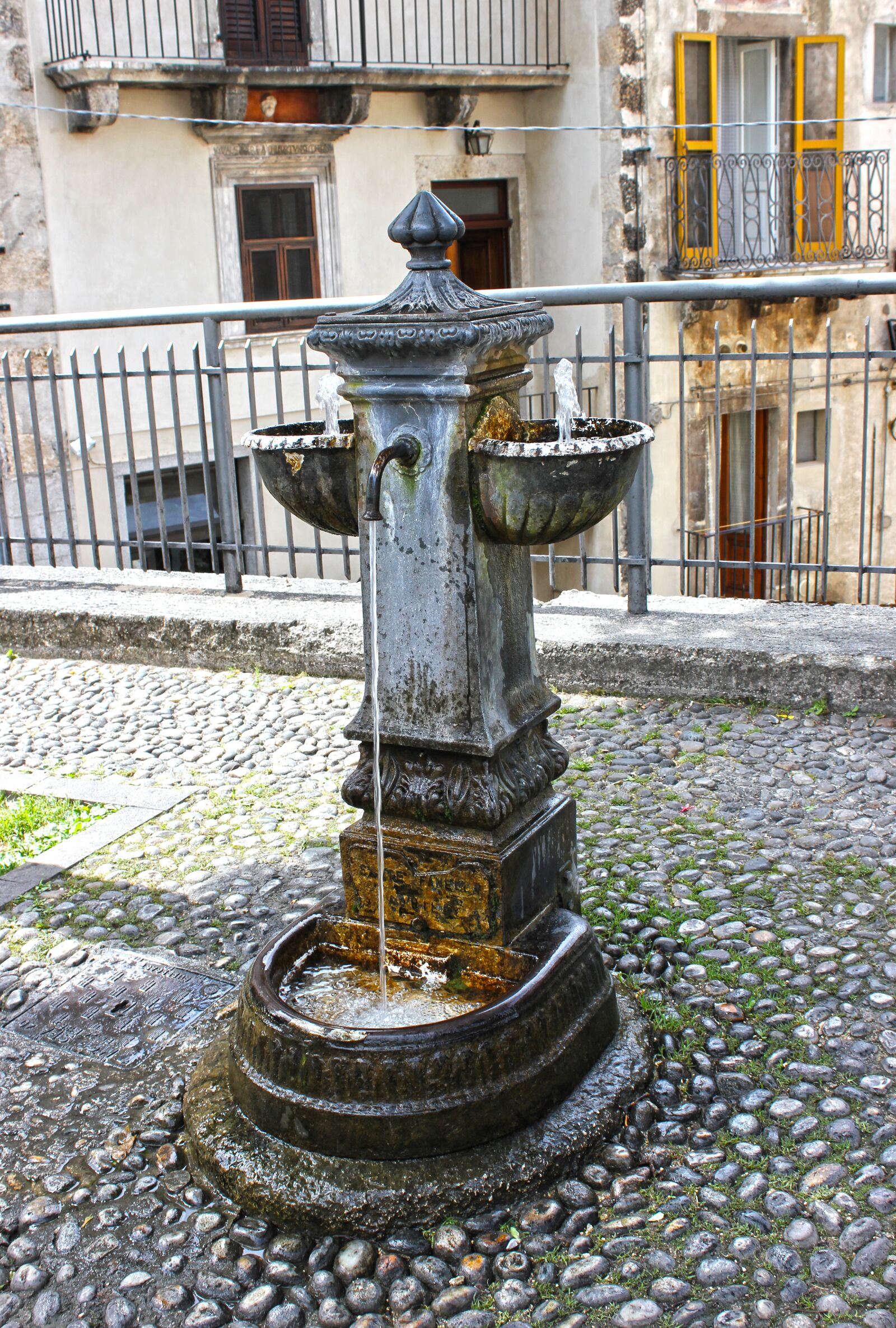 Canon EOS 550D (EOS Rebel T2i / EOS Kiss X4) sample photo. Water, fontana, wet photography