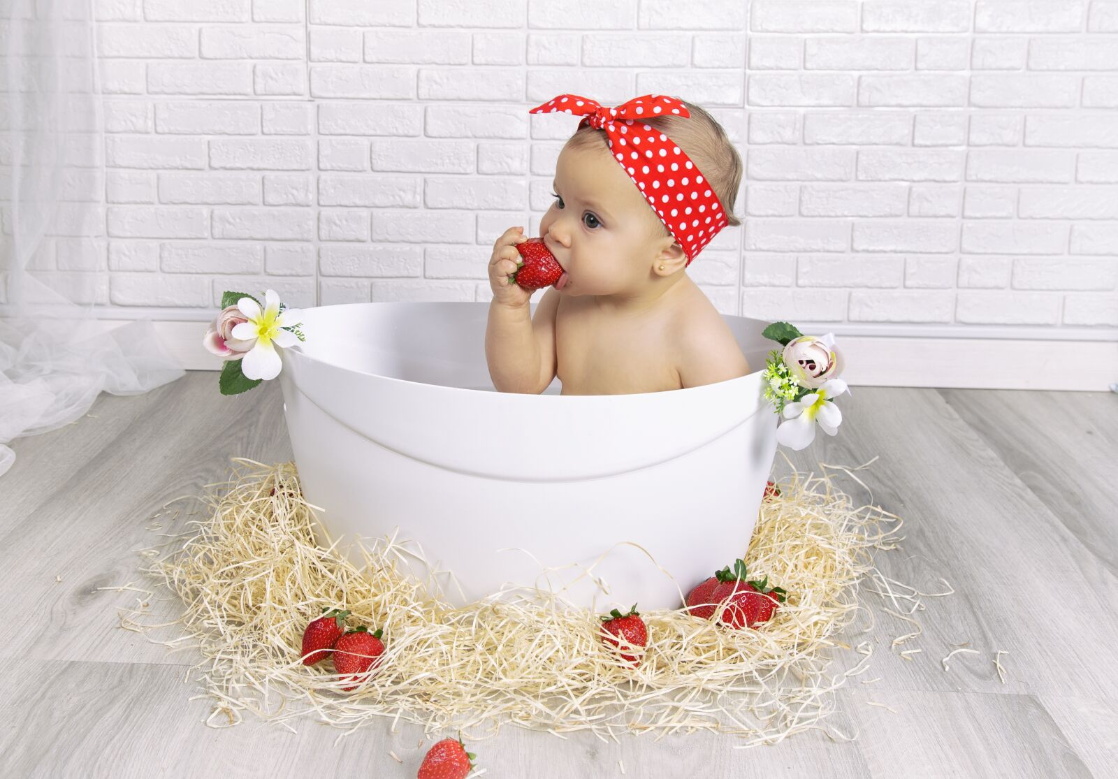 Canon EOS 6D + Canon EF 24-105mm F4L IS USM sample photo. Strawberries, girl, bebe photography