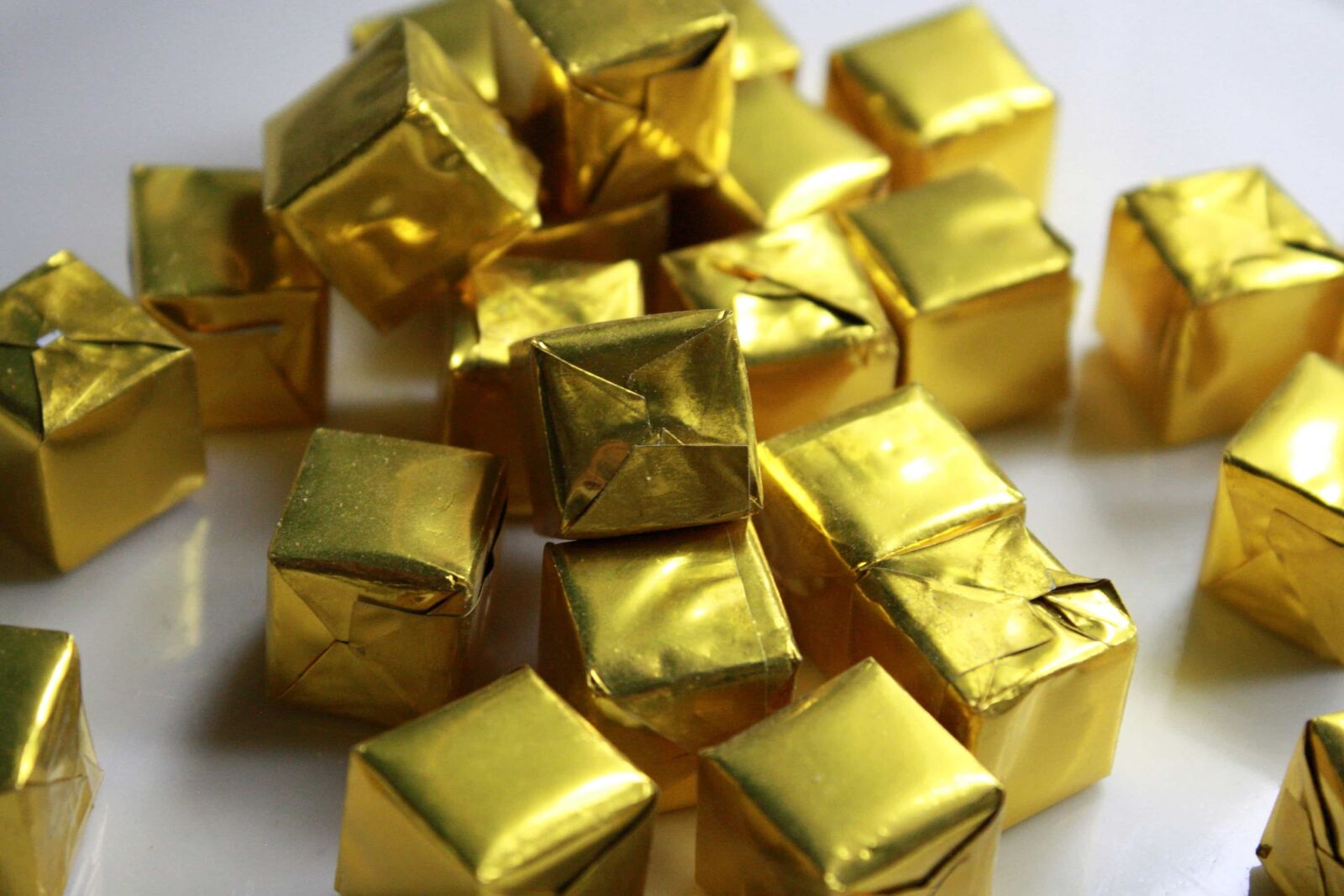 f/3.5-5.6 IS sample photo. Box, wrap, gift, gold photography