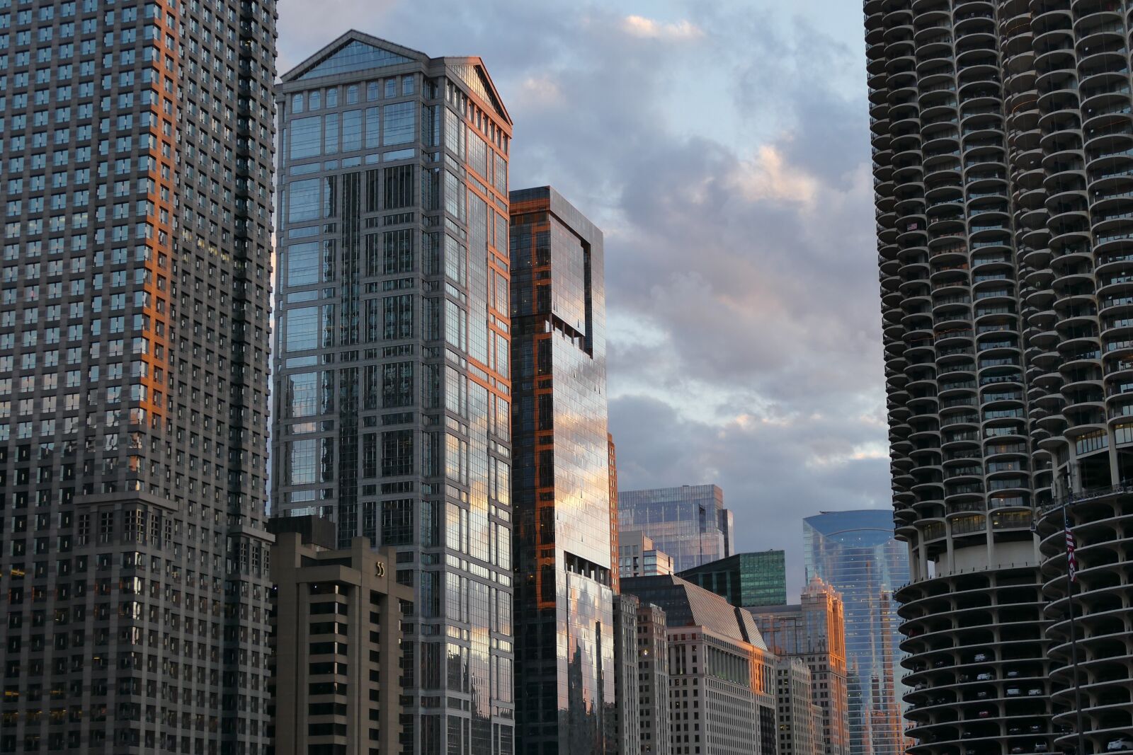 Panasonic Lumix DMC-FZ1000 sample photo. Chicago, skyscrapers, evening photography