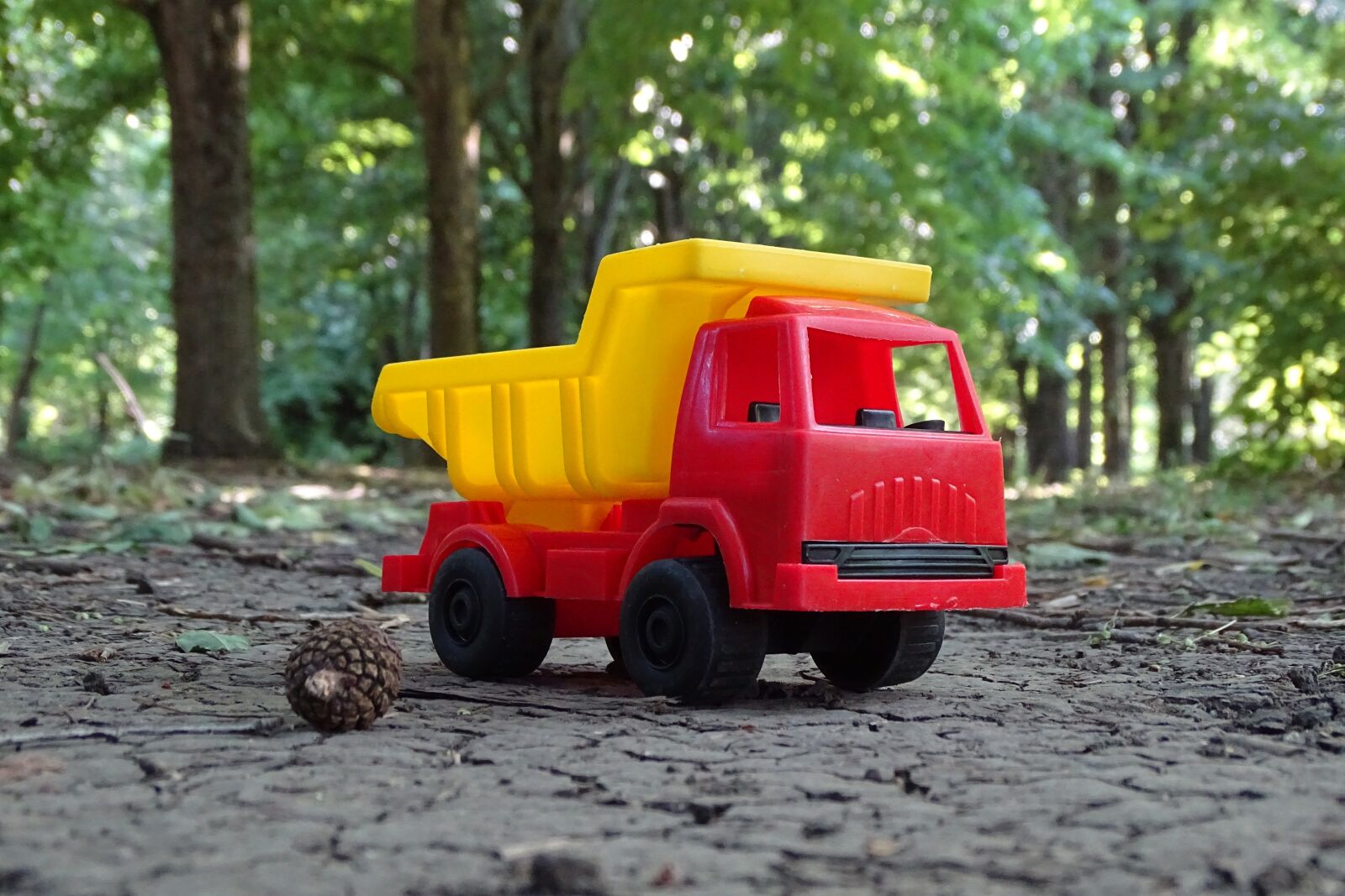 Sony DSC-HX400 sample photo. Truck, toy, trucking photography