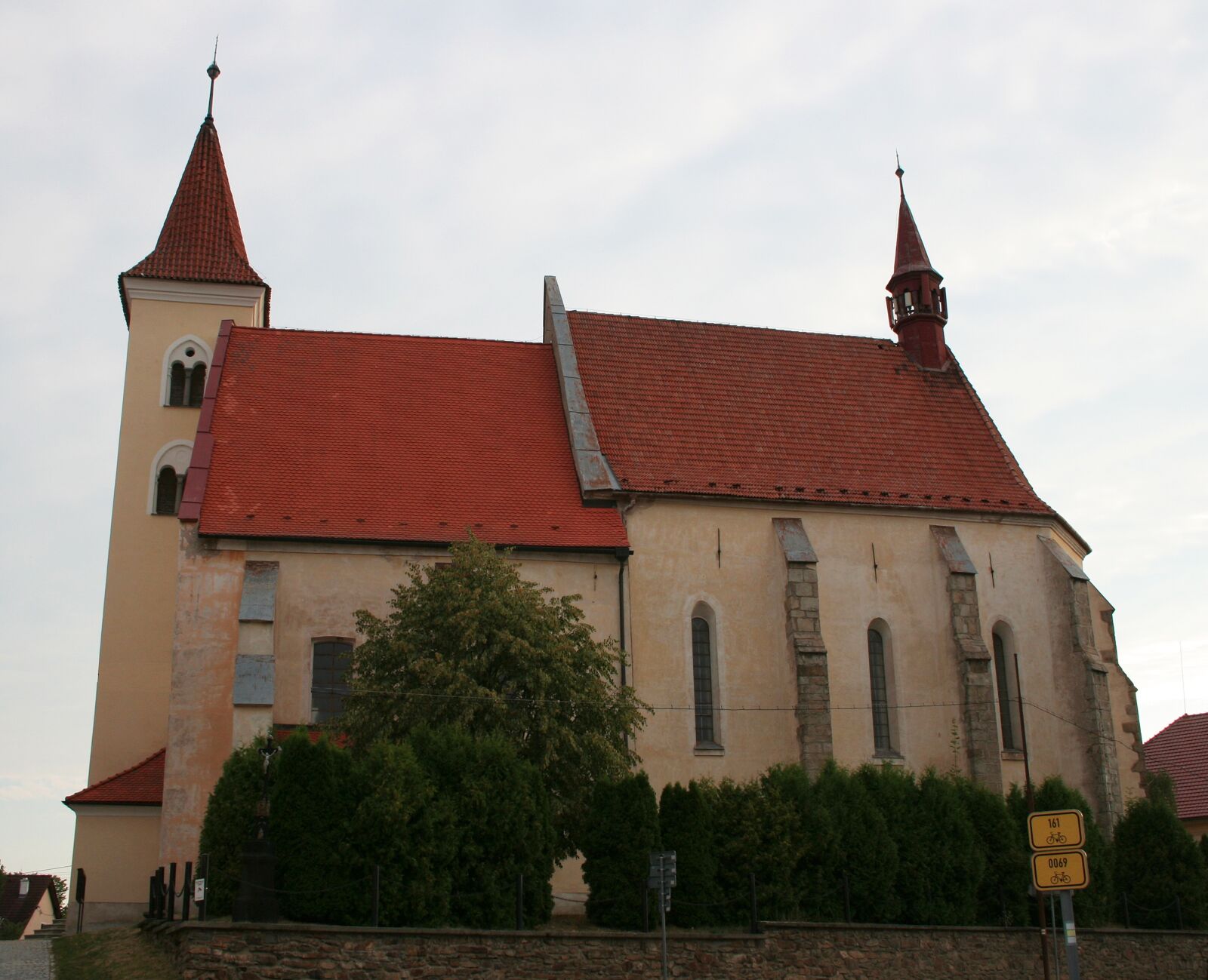 Canon EOS 350D (EOS Digital Rebel XT / EOS Kiss Digital N) sample photo. Romanesque, church, czechia photography