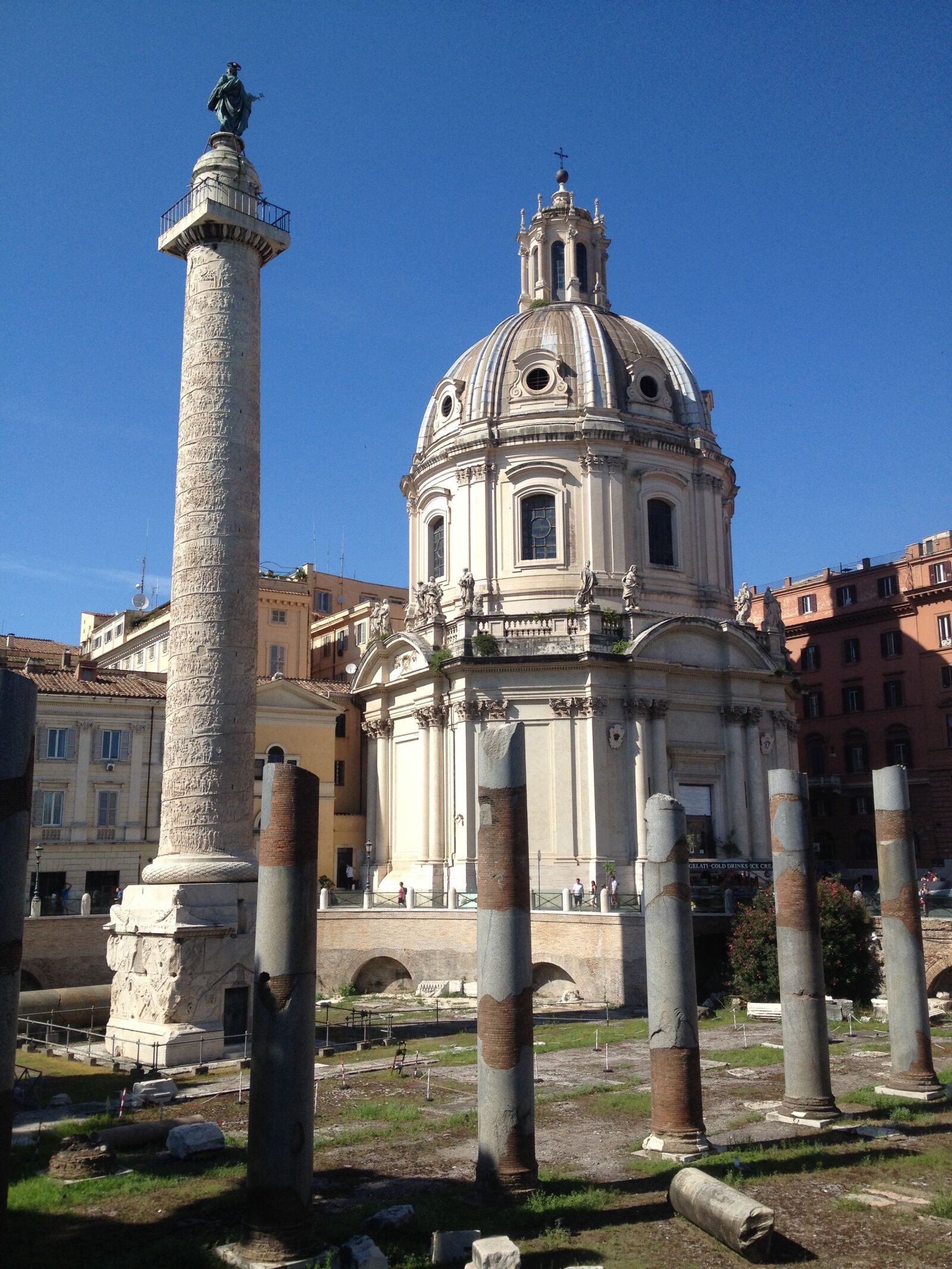 iPhone 4S back camera 4.28mm f/2.4 sample photo. Rome, italy, architecture photography