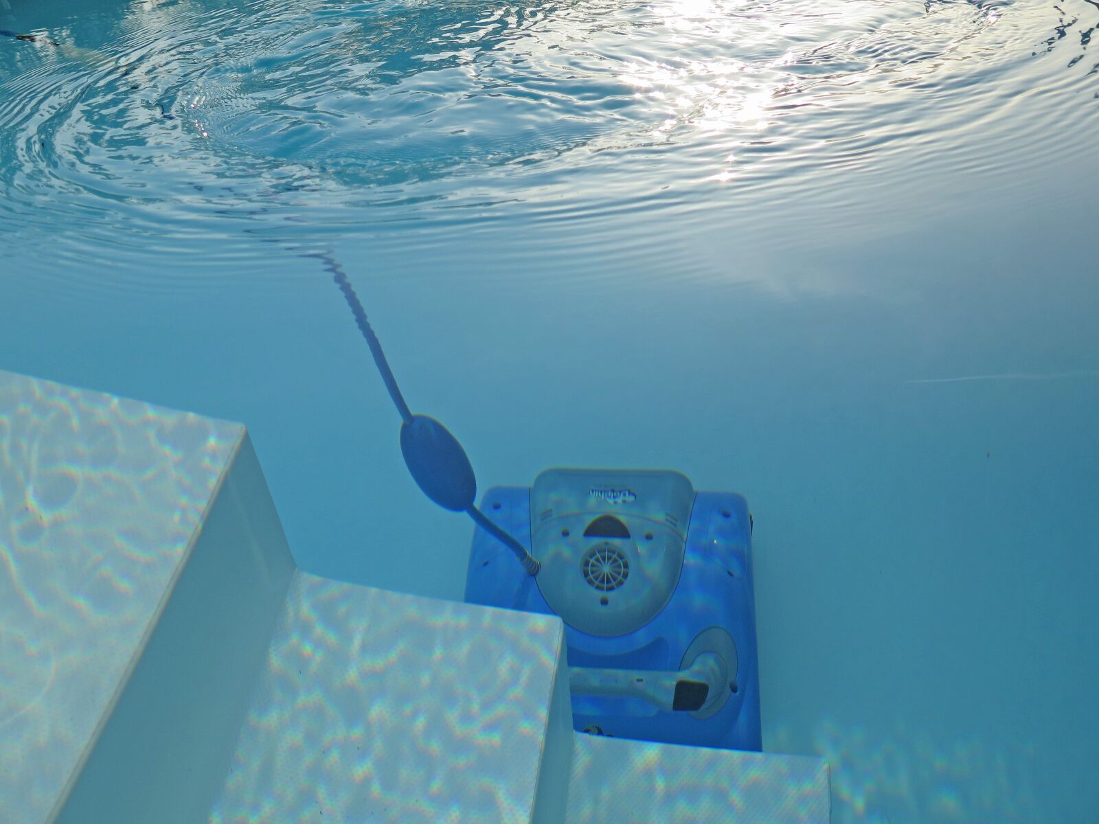 Canon PowerShot G16 sample photo. Swimming pool, cleaning, robot photography