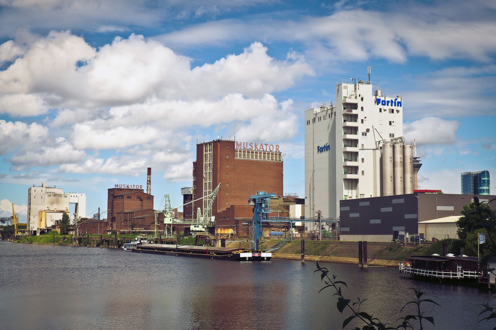Olympus OM-D E-M10 sample photo. Port, factories, factory photography