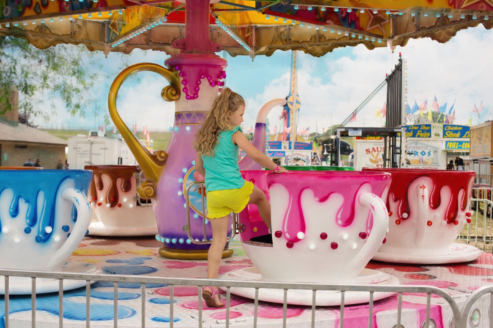 Canon EF 50mm F1.4 USM sample photo. Carnival, summer, tea cup photography