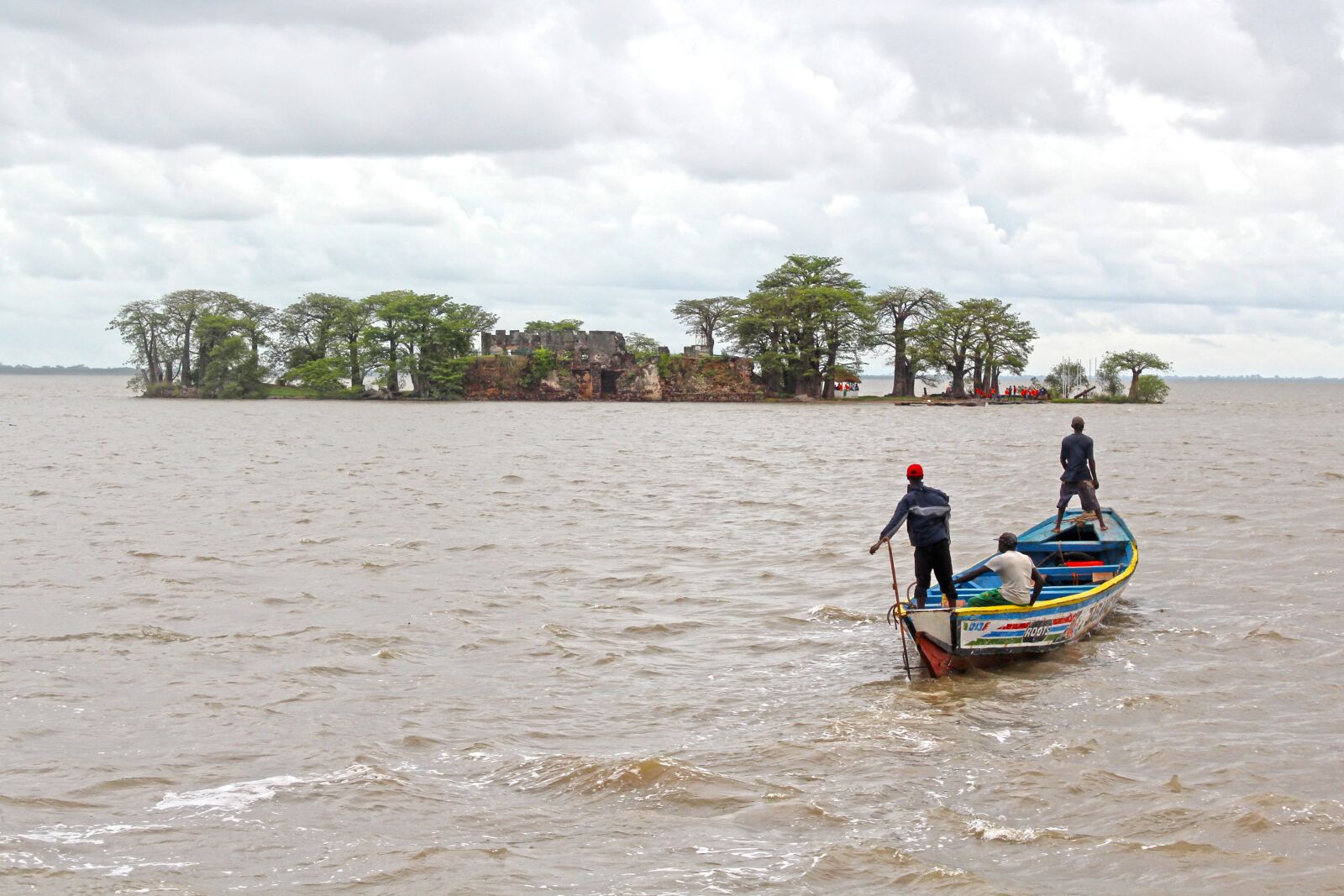 Canon EOS 600D (Rebel EOS T3i / EOS Kiss X5) sample photo. Island, river boat, tourism photography